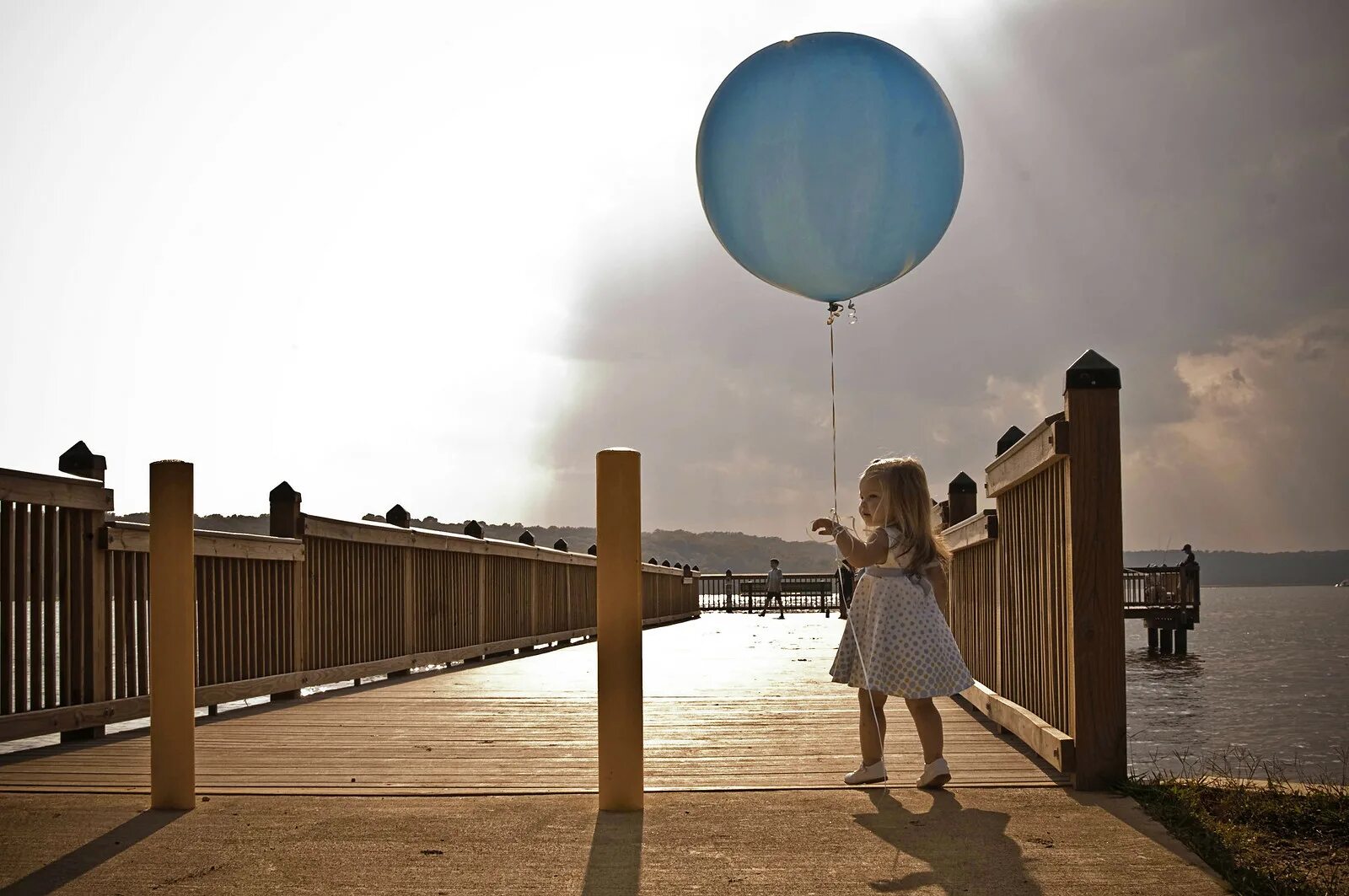 Шар возвращается обратно. Девочка с воздушными шарами. Девочка с воздушным шариком. Отпускаю воздушный шар. Дети с воздушными шарами.