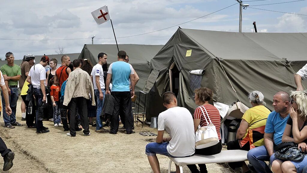 Лагерь беженцев в Ростовской области. Лагерь беженцев из Украины в Ростовской области. Палаточный лагерь для беженцев в Ростовской области. Лагерь беженцев с Донбасса. Жилье вынужденным переселенцам