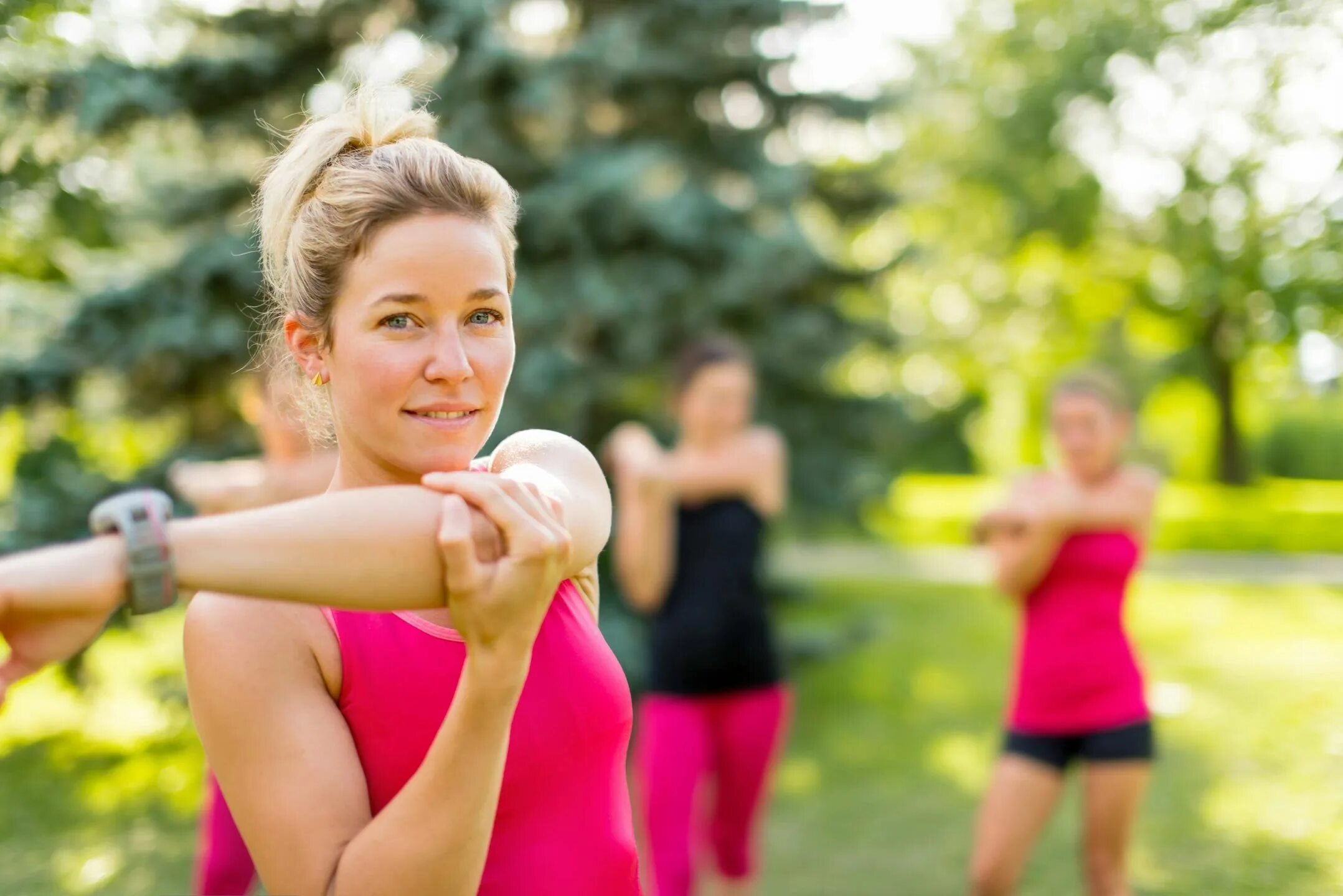 Физические упражнения. Здоровая женщина. Физическая активность женщин. Заниматься спортом. Sport helps people