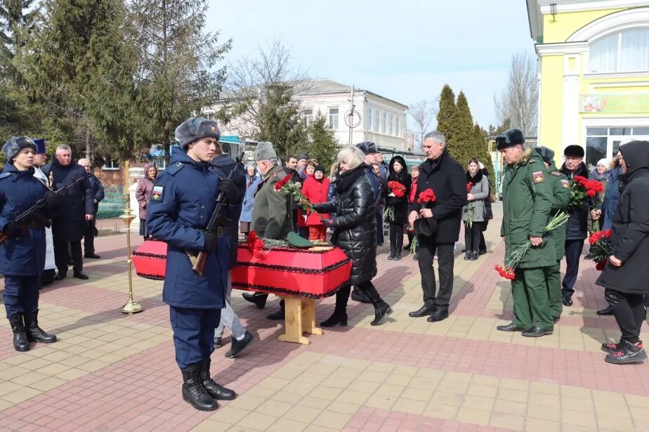 В Батайске простились с погибшим на Украине. Простились с военнослужащим погибшим. Прощание с военным