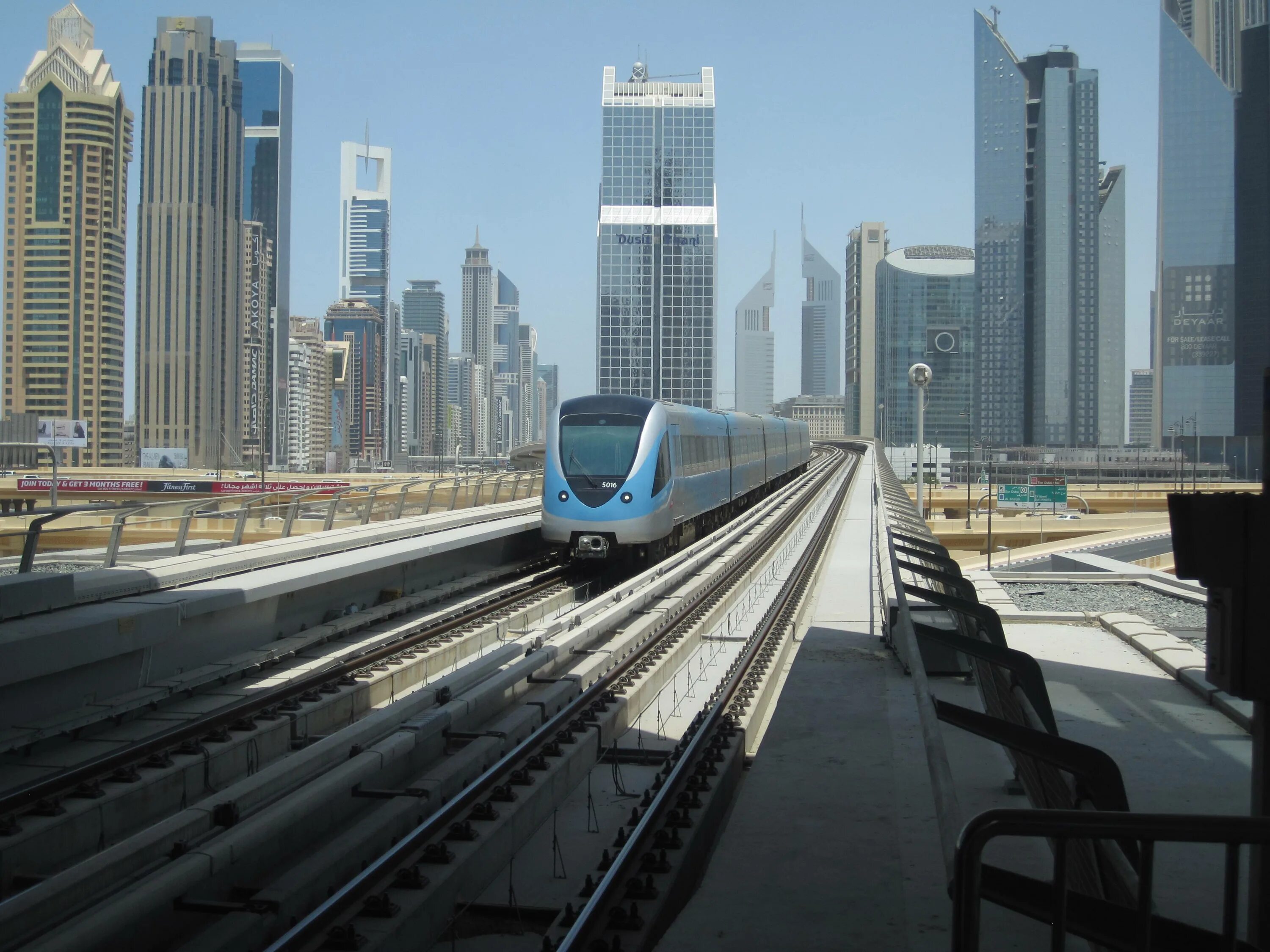 Метро бурдж халифа. Надземное метро Дубай. Метро Дубай Бурдж Халифа. ЖД вокзал Дубай.