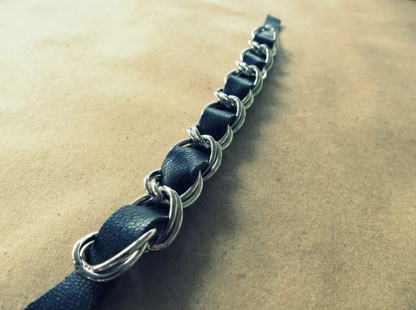 браслет из стразовой цепочки своими. браслет diy. Chain and ribbon.