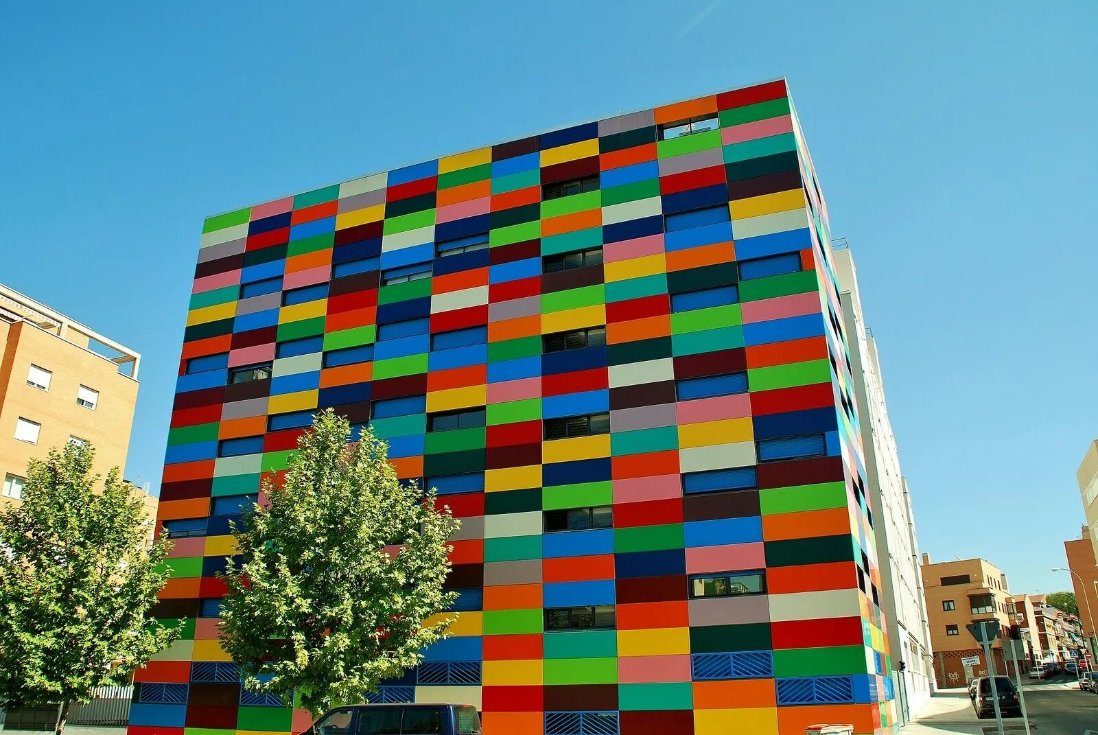 Строить цветные. Фасад жилого здания в Мехико Kiral». Яркие фасады зданий. Цветные фасады зданий. Разноцветные фасады домов.
