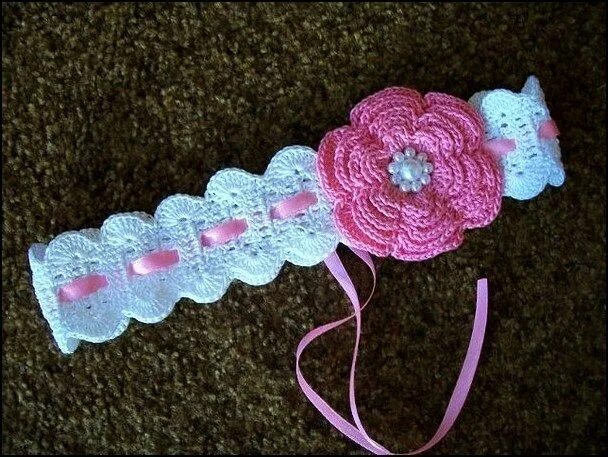 Повязки девочке крючком. Повязка на голову вязаная. Повязка на голову вязаная. Повязка на голову вязаная крючком на девочку. Повязки девочке крючком.