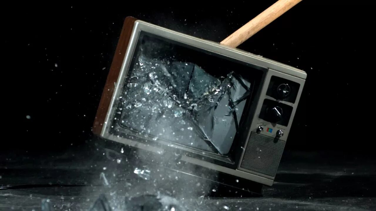 Сломанный телевизор. Фото сломанного телевизора. Футаж сломанный телевизор. Сломанный телевизор в музыкальном клипе. End of video