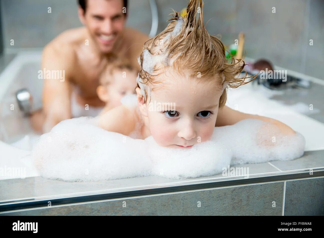Отец в душе видео. Дочка в ванной. Девочки в ванной с папой. Дочь в ванне. Девочки с папопой в ванне.