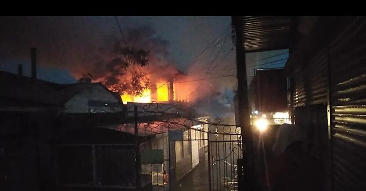 Пожар на Николаевском рынке Таганрог. Пожар в Таганроге 09.06.2023. Пожар в здании, расположенном на территории рынка в Новомосковске..