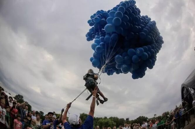 Сколько поднимает воздушный шарик. Шары воздушные в воздухе. Воздушный шар поднимает человека. Человека подняли на шариках. Сколько нужно шариков чтобы поднять человека.