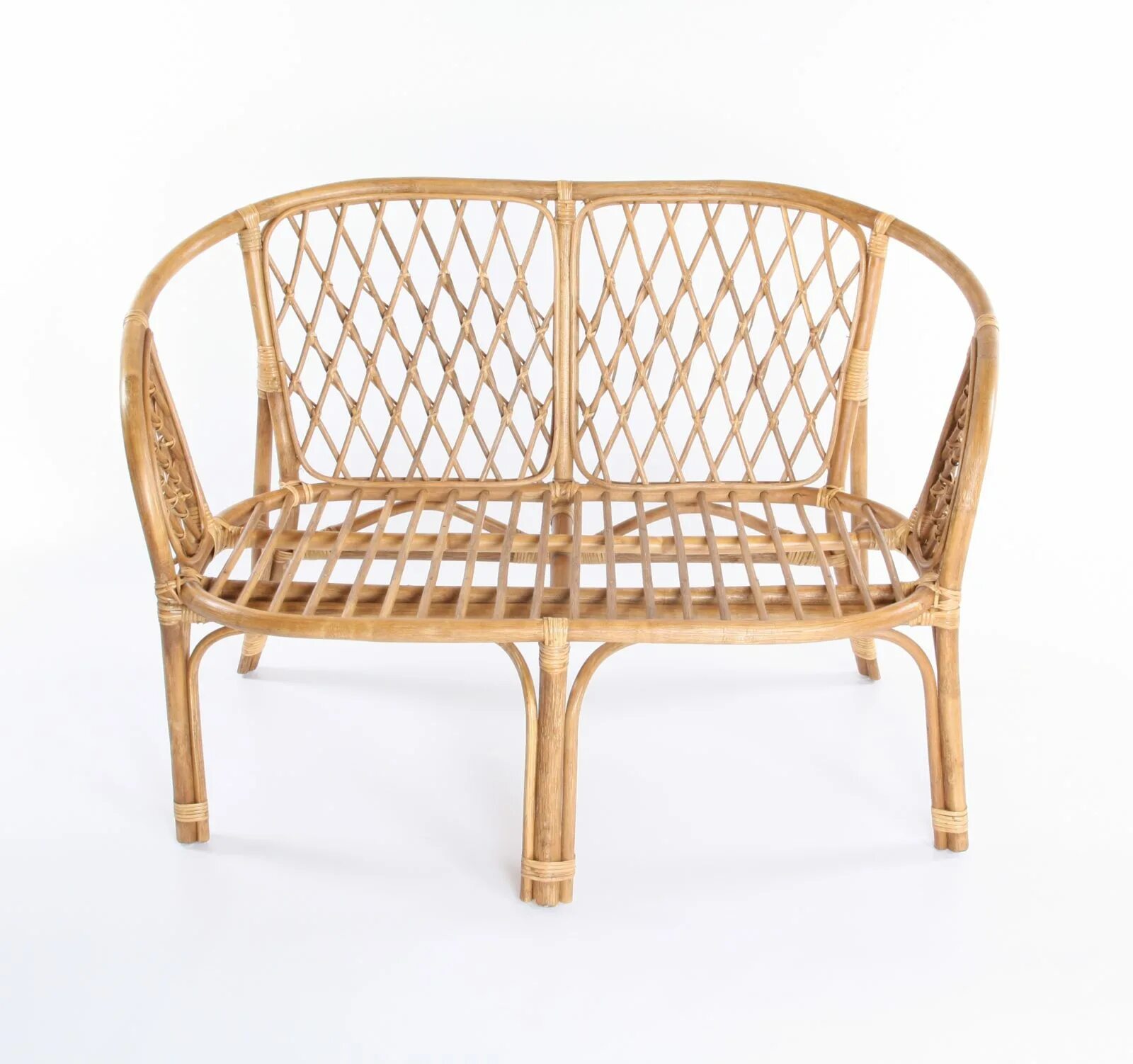 Antibes плетеный диван. Плетеный диванчик. Кушетка из ротанга. Ротанг диван трехместный. Ротанговая мебель терраса люкс.