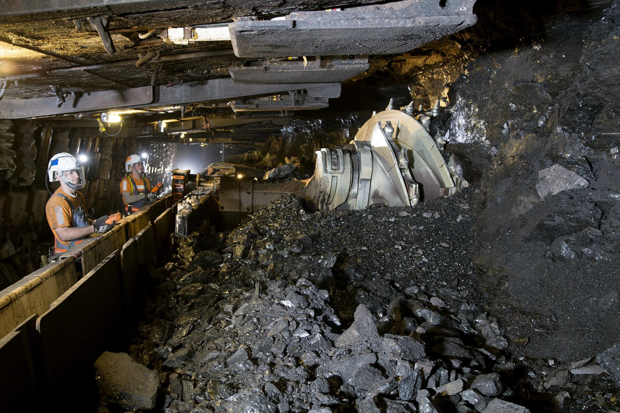 Угольные выработки. Добыча каменного угля Шахты. Угольная промышленность Шахты. Датунская угольная шахта. Добыча угля в шахте.