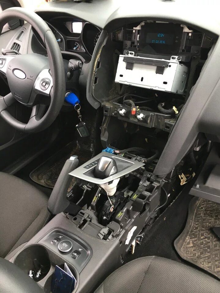 Замена дисплея центральной консоли - Ford Focus III Hatchback, 1,6 л, 2011 года 
