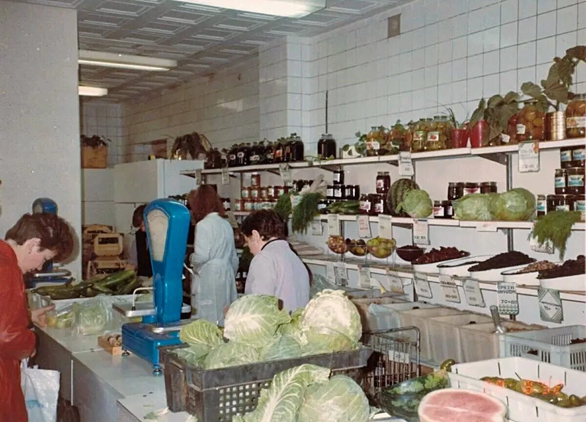 Магазин советского времени. Продуктовый магазин в ссср в 70е. продуктовые магазины ссср 80е. продуктовые магазины ссср 90е. магазины в ссср 80-е.