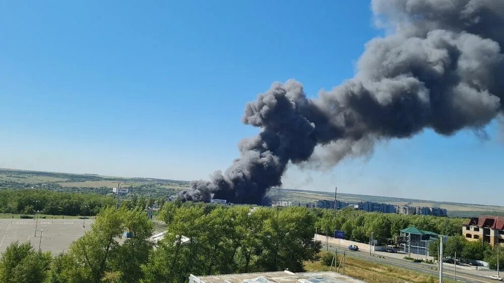 Горит торговый центр в донецке. Горит галактика в донецке. пожар галактика донецк. донецк микрорайон широкий галактика. обстрел тц галактики донецк.