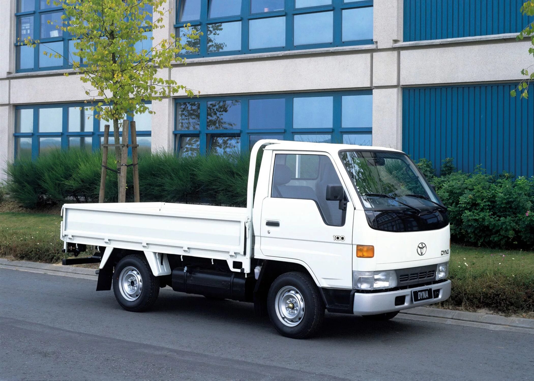 Грузовичок 1.5 тонны. Toyota Dyna 100 '1995–99. Toyota Dyna 100. Тойота Дюна 1.5 тонна. Тойота Дюна 4/2.