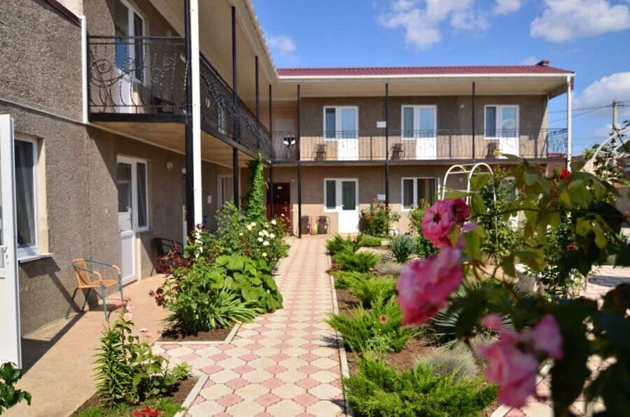 Никос саки крым. Без цен саки. Гостевой дом прибой саки. Без цен саки. Прибой саки набережная.