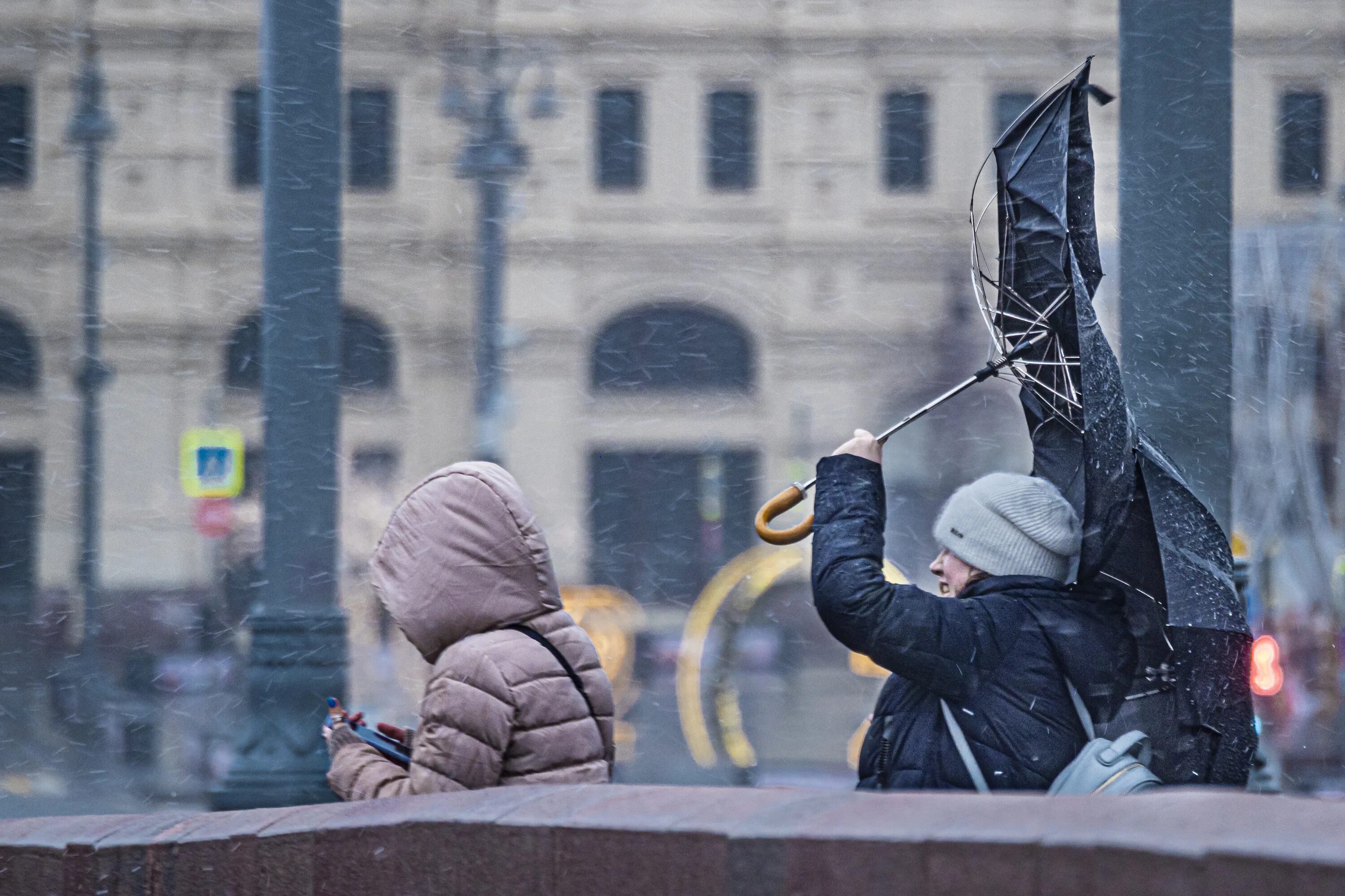 Ветер г москва. Ветер в городе. Сильный ветер. Штормовое предупреждение ветер. Снег в Москве.