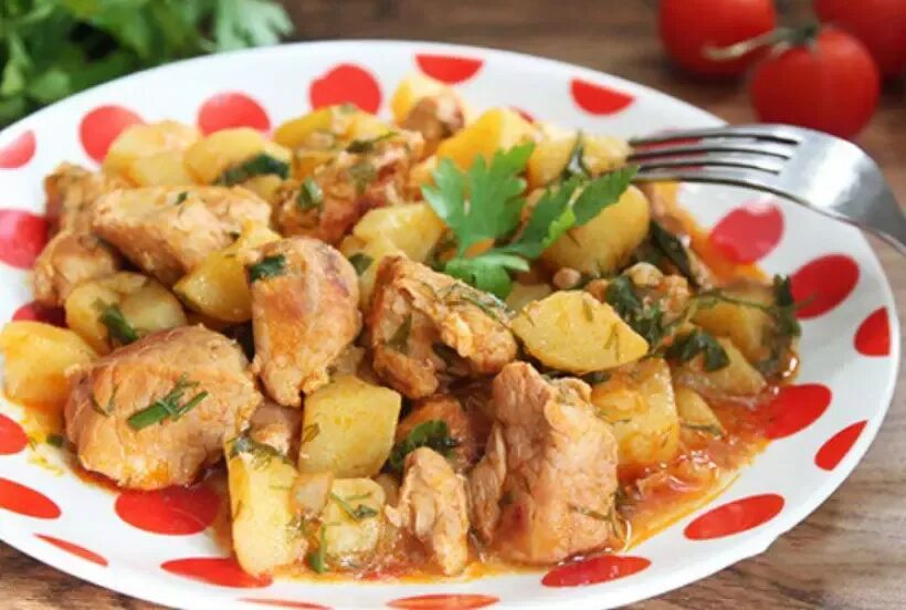 Картофель тушеный со свининой. Тушёная картошка с мясом. Свинина томленая с картофелем. Свинина с картошкой на сковороде. Картошка с свиным мясом