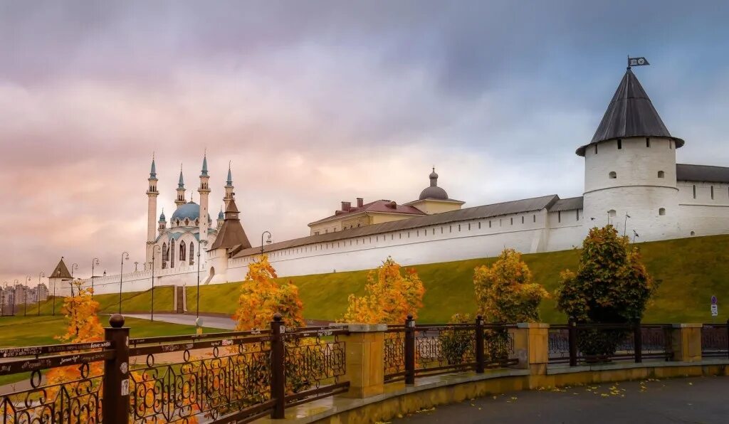 Куда сходить в казани осенью. Казанский кремль казань осень. казанский кремль в ноябре. казань осень кремль. казанский кремль осенью.