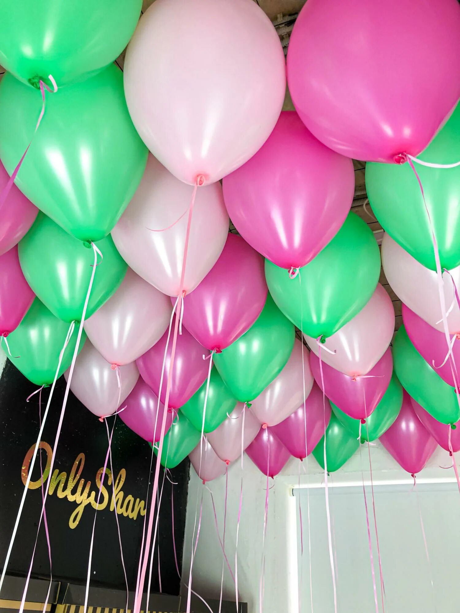 Шары под потолок ассорти. Розовые шары под потолок. Латексные шары под потолок. Розовые и зеленые шары.