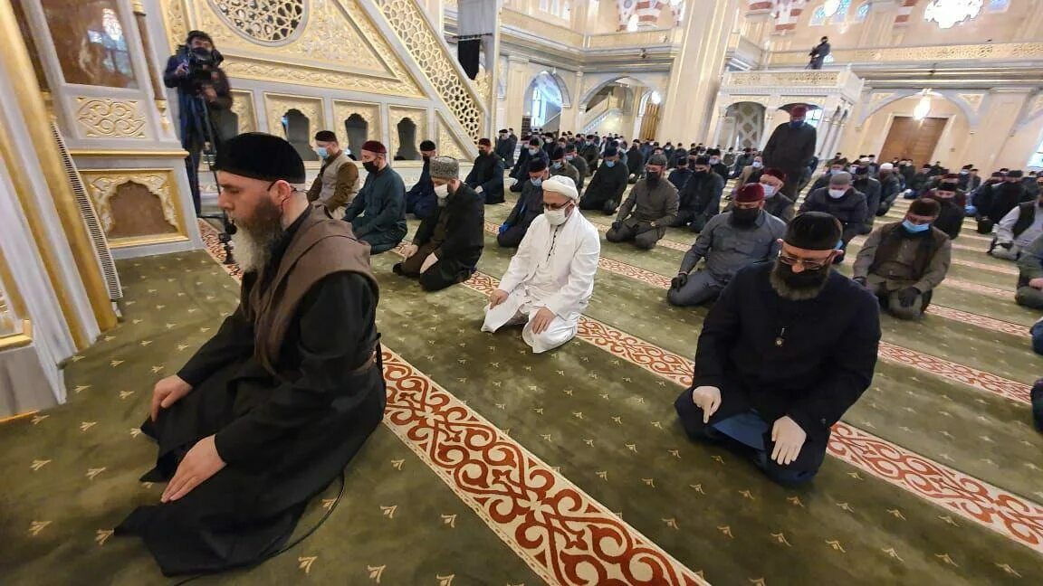 Праздник ураза в чечне. Ураза байрам в Чечне. Рамзан Кадыров мечеть в Грозном. Ураза-байрам мечеть Чечня. Грозный мечеть сердце Чечни 2021.