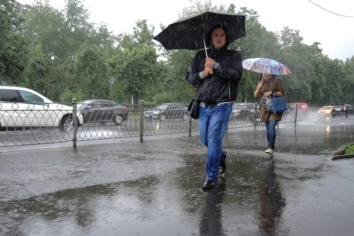 Дождливый день. Дождливая погода. Парень под дождем. Дождь в Москве. Дождик кончается