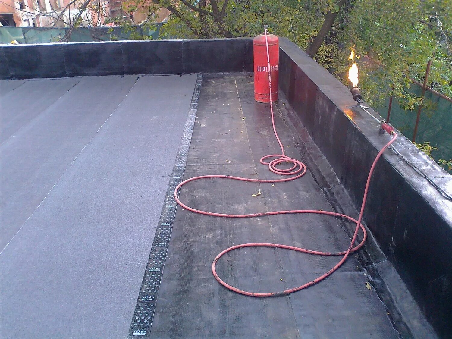 Плоская наплавляемая кровля. Мягкая наплавляемая кровля. Наплавляемая кровля гараж. Мягкая плоская кровля