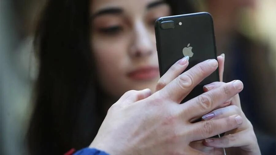 Айфон люкс в золоте. Deluxe customized diamond studded iphone 7. Виртуальный ассистент сири эппл. 1. Iphone 5se белый.