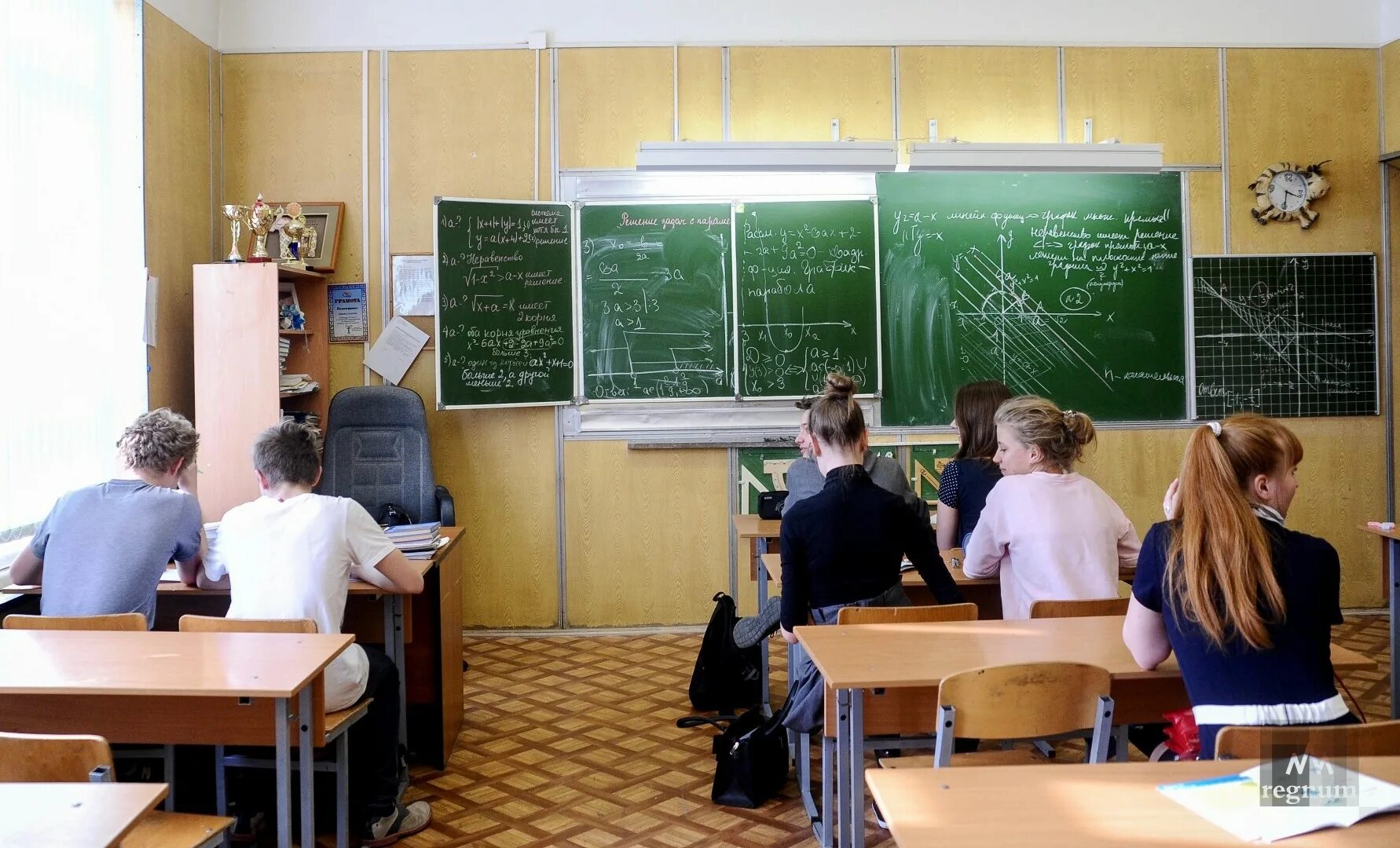 Конец 10 класса. Уроки в 10 классе. урок в школе 10 класс. школьный класс с учениками 11 класс. уроки 11 класса.