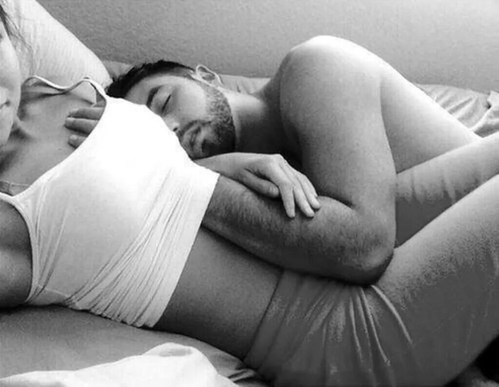 Лежу жене. Сладкий сон выглядит именно так. Девушка спит на парене. Поцелуй перед сном. Мужчина лежит на груди у женщины.