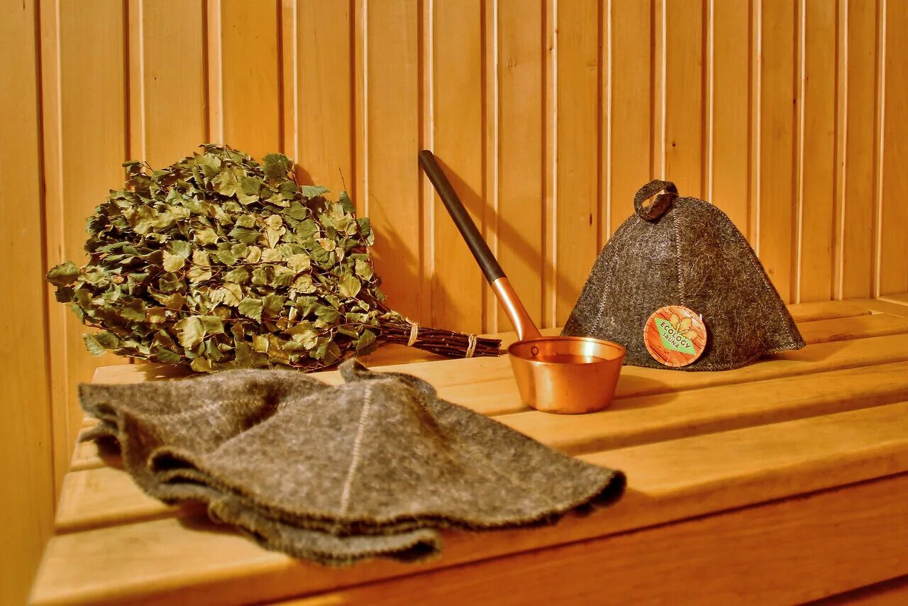 Традиционная русская баня. Парилка с веником. Пихтовый веник для бани. Парилка с веником. Веник для бани.