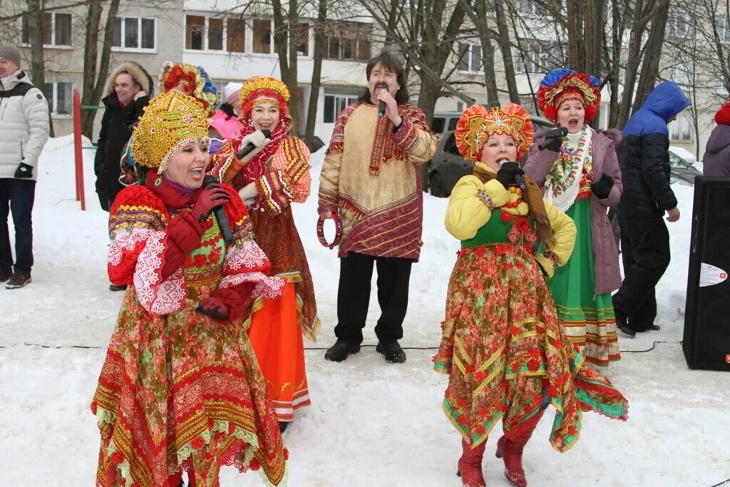 Масленица лучшие сценарии. Наряд на Масленицу. Костюм Масленицы. Народные гуляния на Масленицу. Нарядить ребенка на Масленицу.