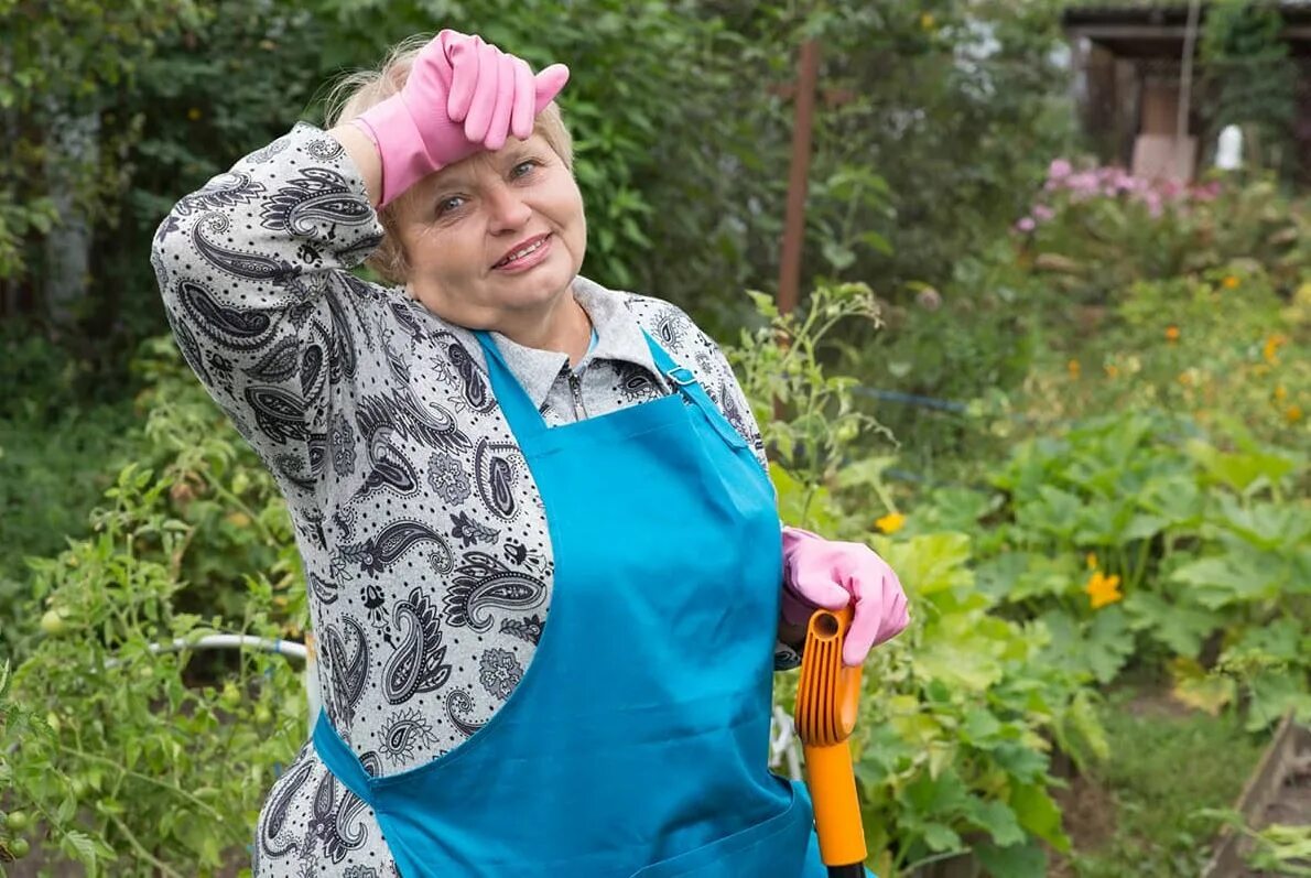 Хочу маму на даче. Женщина в огороде. Бабушка в огороде. Я на даче.