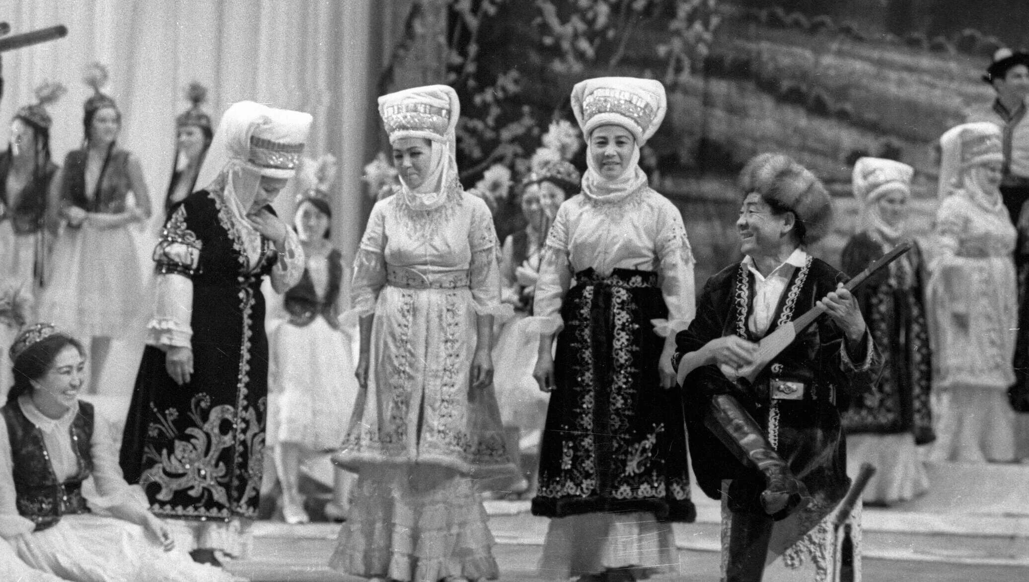 Культура казахстана в 19 веке. Казахская культура. Советские казахи. Национальный костюм Киргизии. Национальная одежда узбекская ССР.