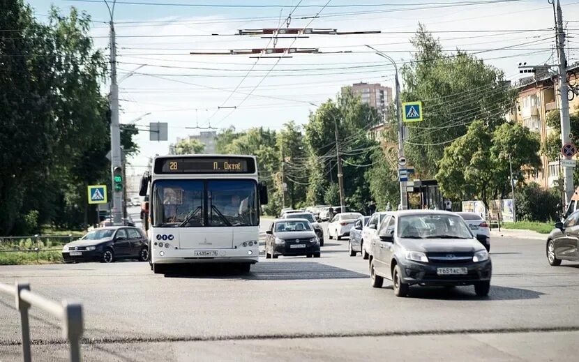 544 автобус маршрут. Автобус Ижевск. 8 Автобус Ижевск. Машины на улицах Ижевска. Автобусная полоса Ижевск.