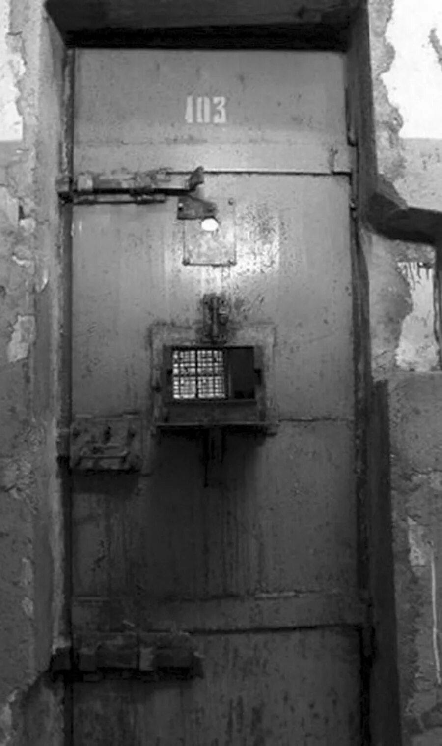 СИЗО дверь. Дверь в тюремную камеру. Железная дверь тюремная. Дверь камеры в тюрьме. Хата дверей