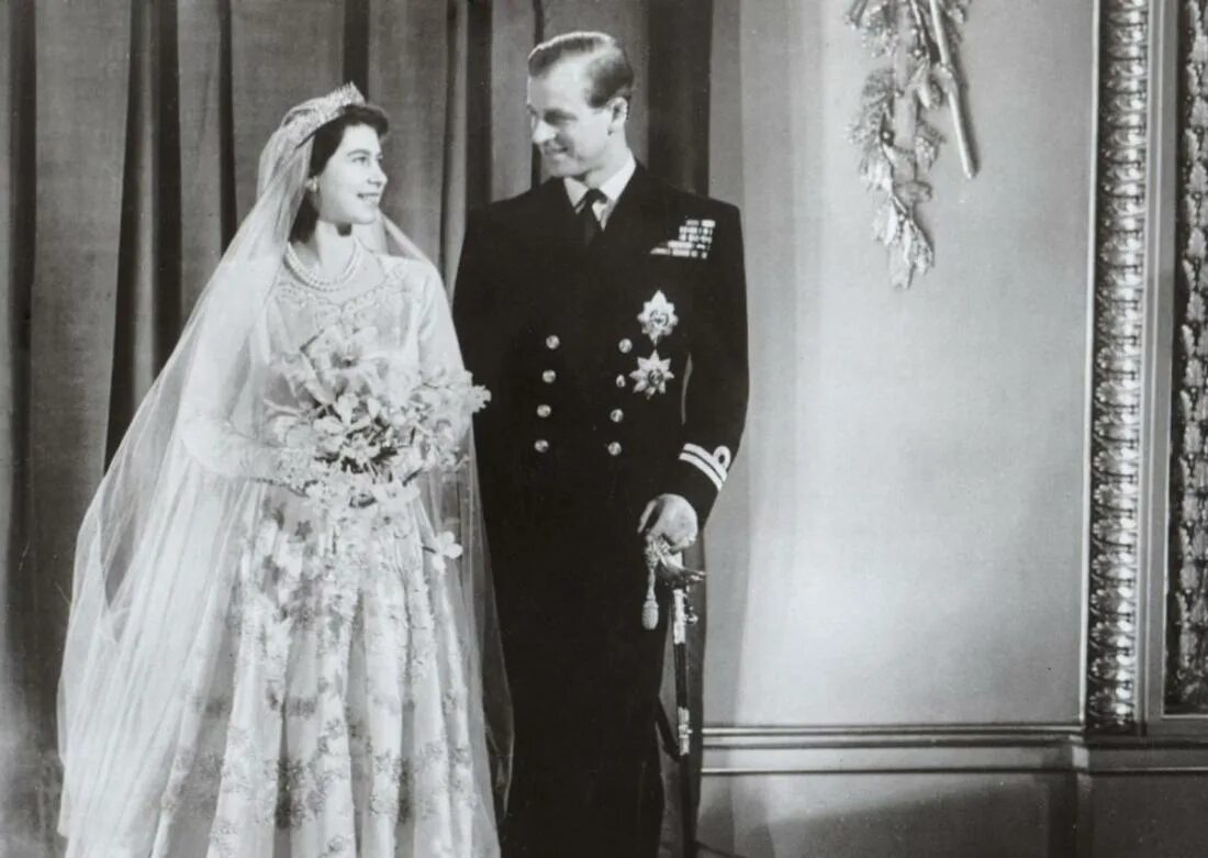 Елизавета 2 в молодости свадьба. Титул филиппа. Елизавета 2 и филипп 2020. Титул филиппа. Принц гарри в молодости.