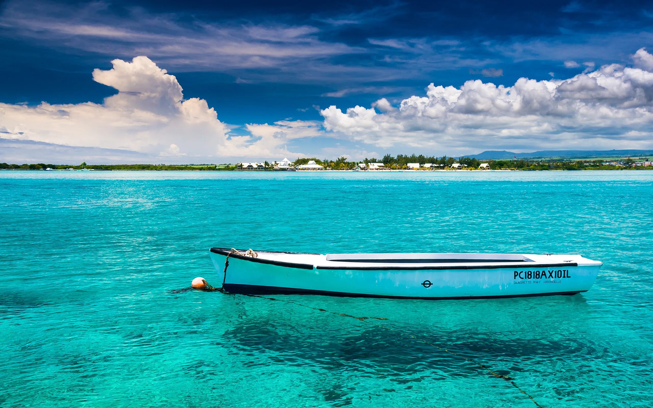 Лагуна Карибы. Прозрачное море. Лодка в океане. Голубое прозрачное море. Boat island