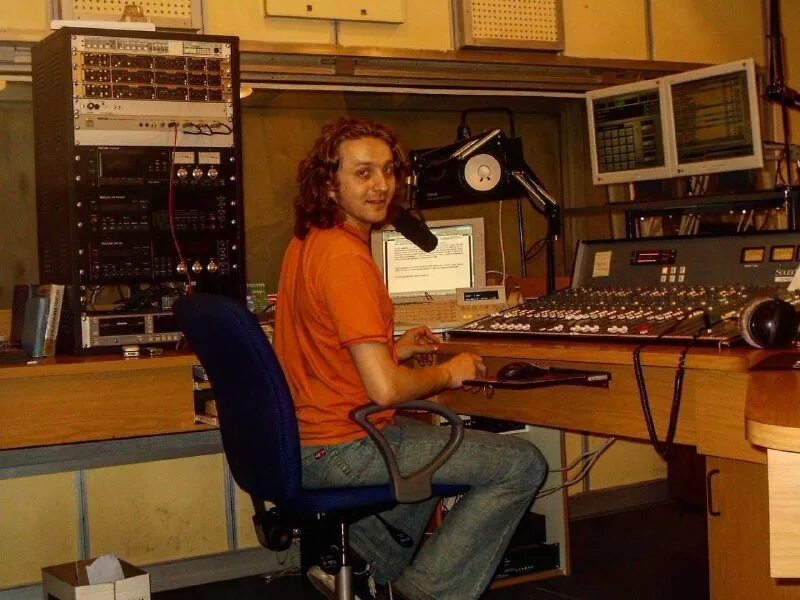 Антон комолов 2021. Ведущие музыкальных программ. Музыкальные ведущие. Ведущие музыкальных программ. Радио.