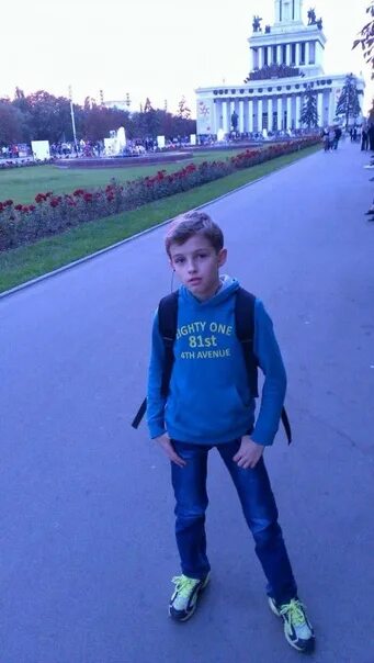Как найти парня в 10 лет. Мальчики 13-14 лет в городе. миша подросток. мальчик 11 лет на улице. мальчики 14 лет в городе.