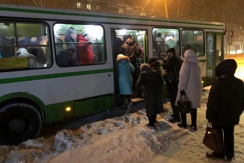 Переполненный автобус Киров. Переполненный трамвай. Переполненный городской автобус в СССР.