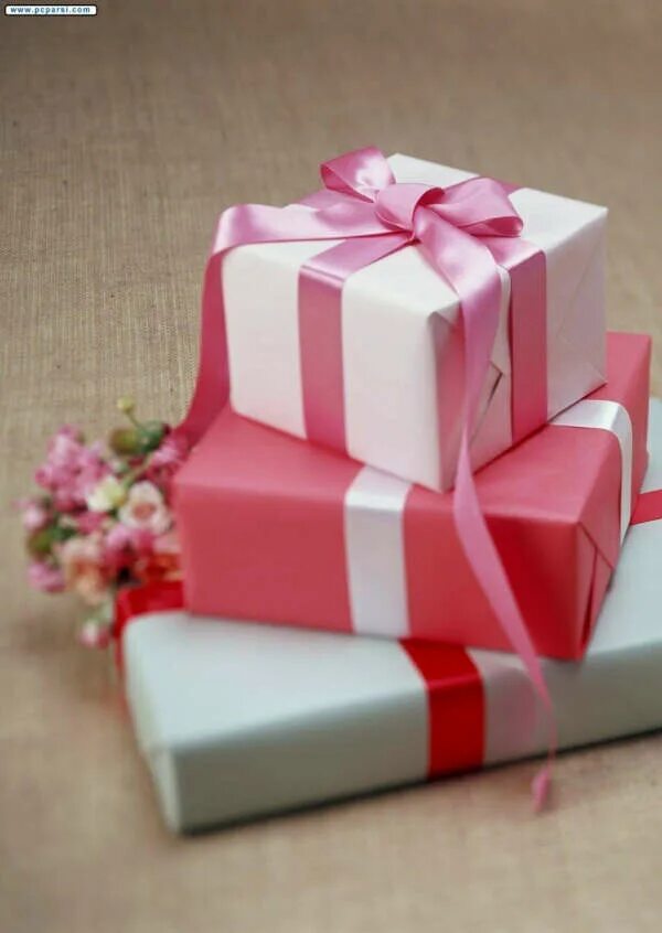Подарок. Вручает подарок. The birthday gift. Подарок мужчине на день рождения. Кремер подарок на день рождения.