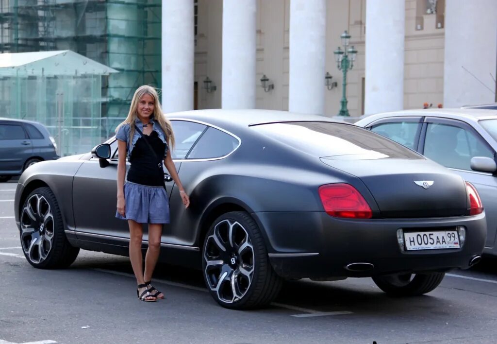 Bentley girl. Бентли Яны Шевченко. Бентли Сульянова. Машины звезд. Девушка на Бентли.