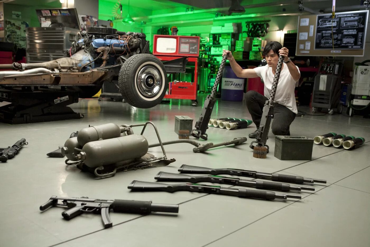 Шершень 2011. Зелёный шершень 2011. зелёный шершень(2011) the green hornet сет роген. зеленый шершень фильм 2011 кадры. зеленый шершень кадры из фильма.