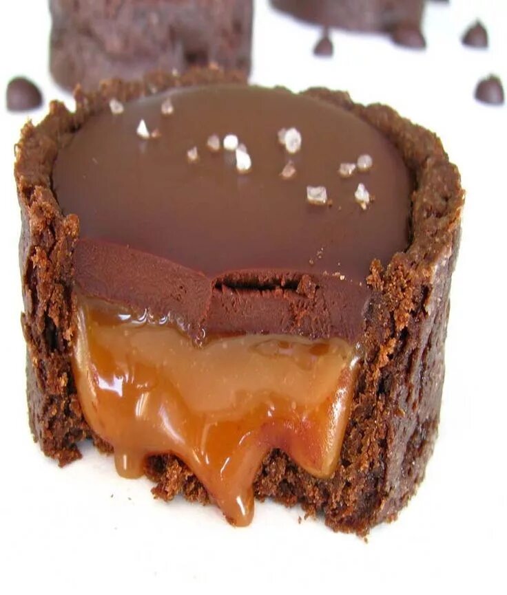 Соленый брауни. Десерт Брауни шоколадный. Брауни с соленой карамелью. Шоколадно Карамельный десерт. Шоколадный десерт с карамелью.