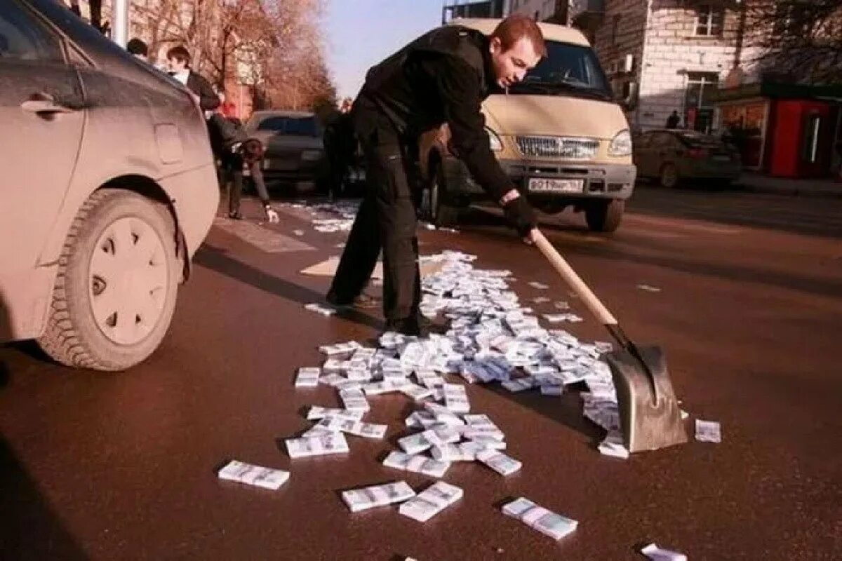 Можно поднимать деньги на улице. Грести деньги лопатой. Деньги валяются на дороге. Гребет деньги. Человек гребет деньги лопатой.