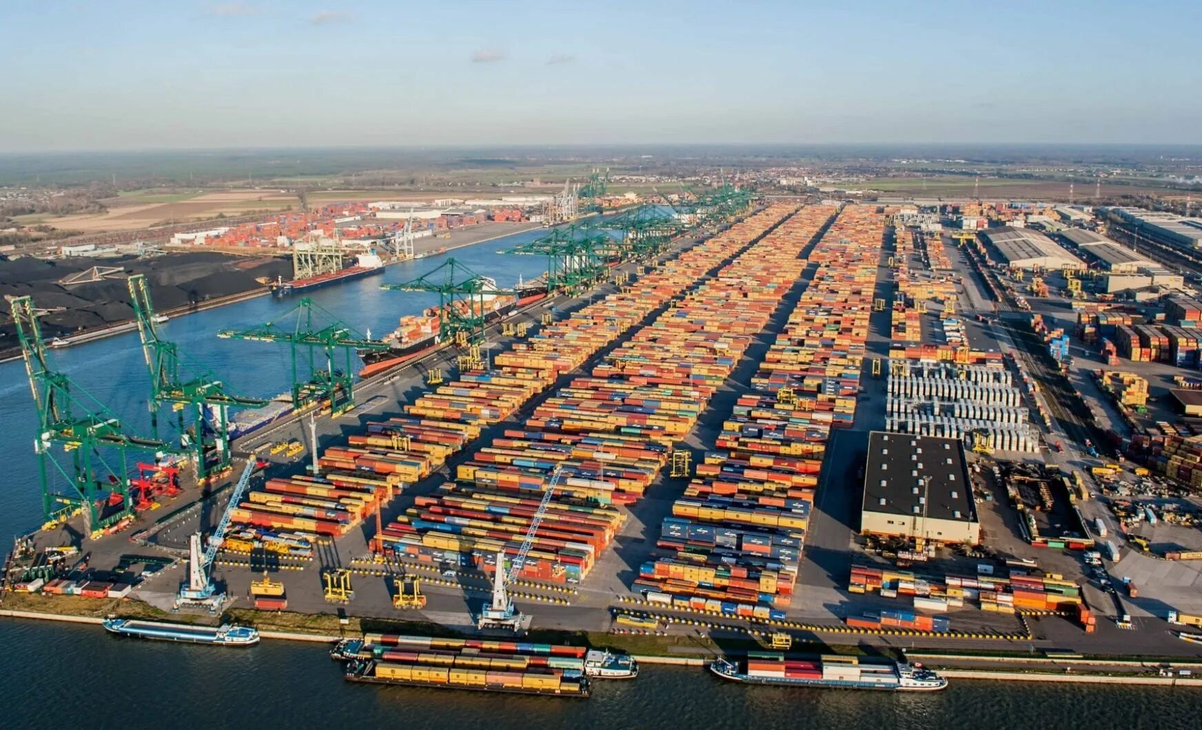 Крупнейший портово промышленный комплекс европы. Морской порт freeport. Крупнейший портово промышленный комплекс европы. Грузовой порт роттердам. Голландский роттердам порт.