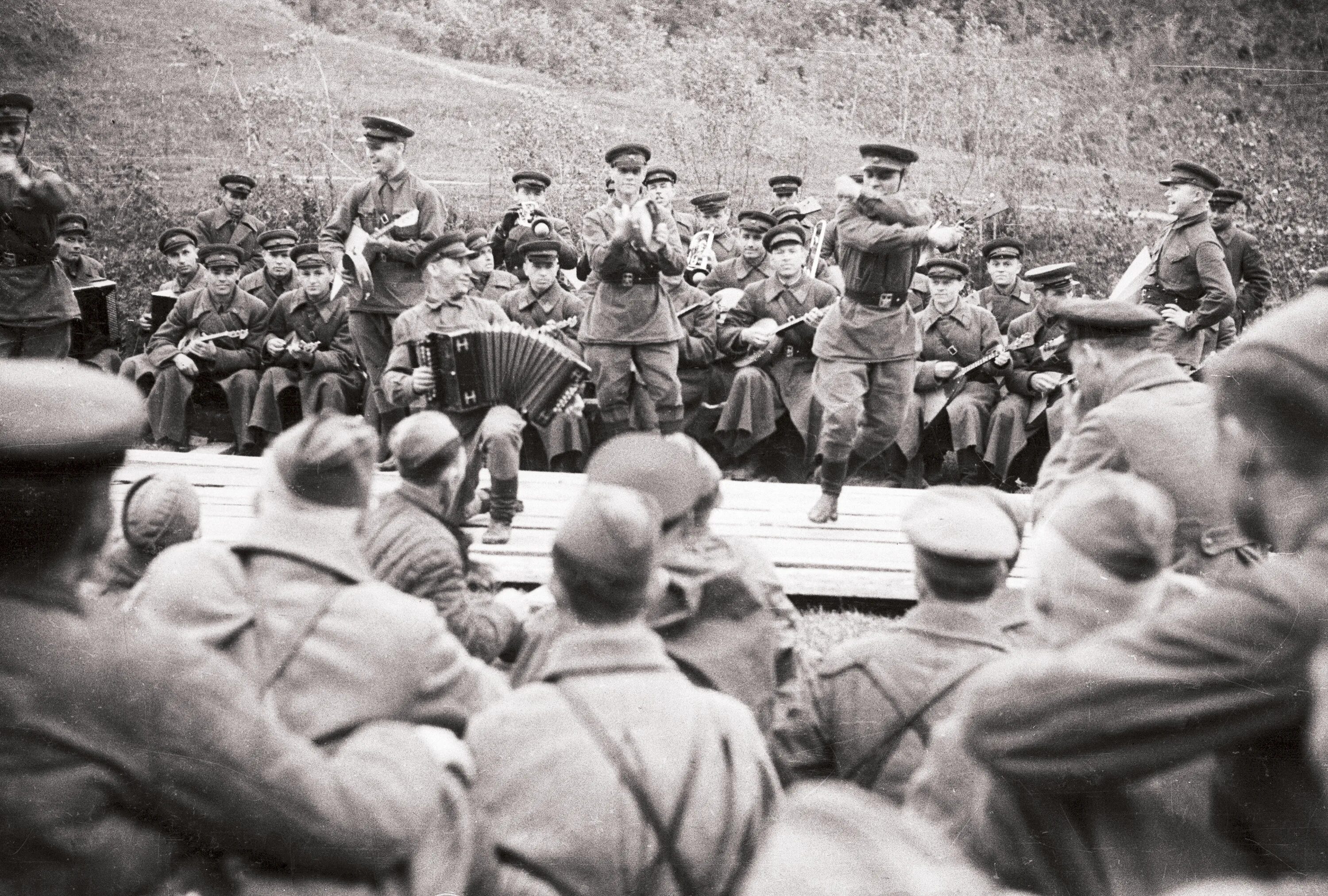 Выступление перед солдатами. Мэрилин монро выступление перед солдатами. Мэрилин монро перед солдатами 1954. Выступление перед солдатами. Фотограф маргарет бурк-уайт.