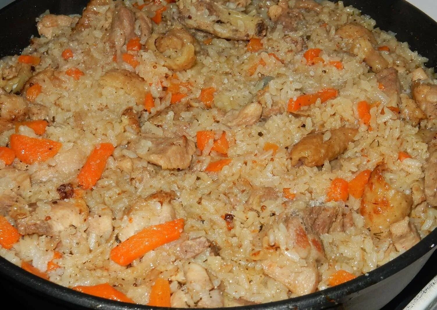 Как вкусно приготовить плов на сковороде. Плов с курицей на сковороде. плов в сковородке с курицей. вкусный плов из курицы на сковороде. сковородка для плова.
