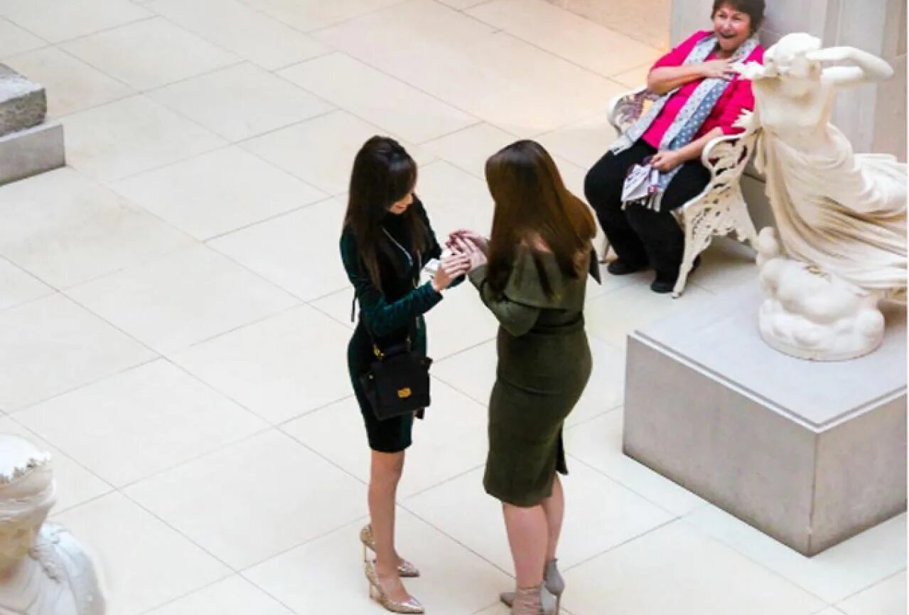 Моей сестре сделали предложение. Реакция увидеть девушку. Реакция увидеть девушку. Мемы комиксы про девушек и парней. Статусы про шкур девушек.