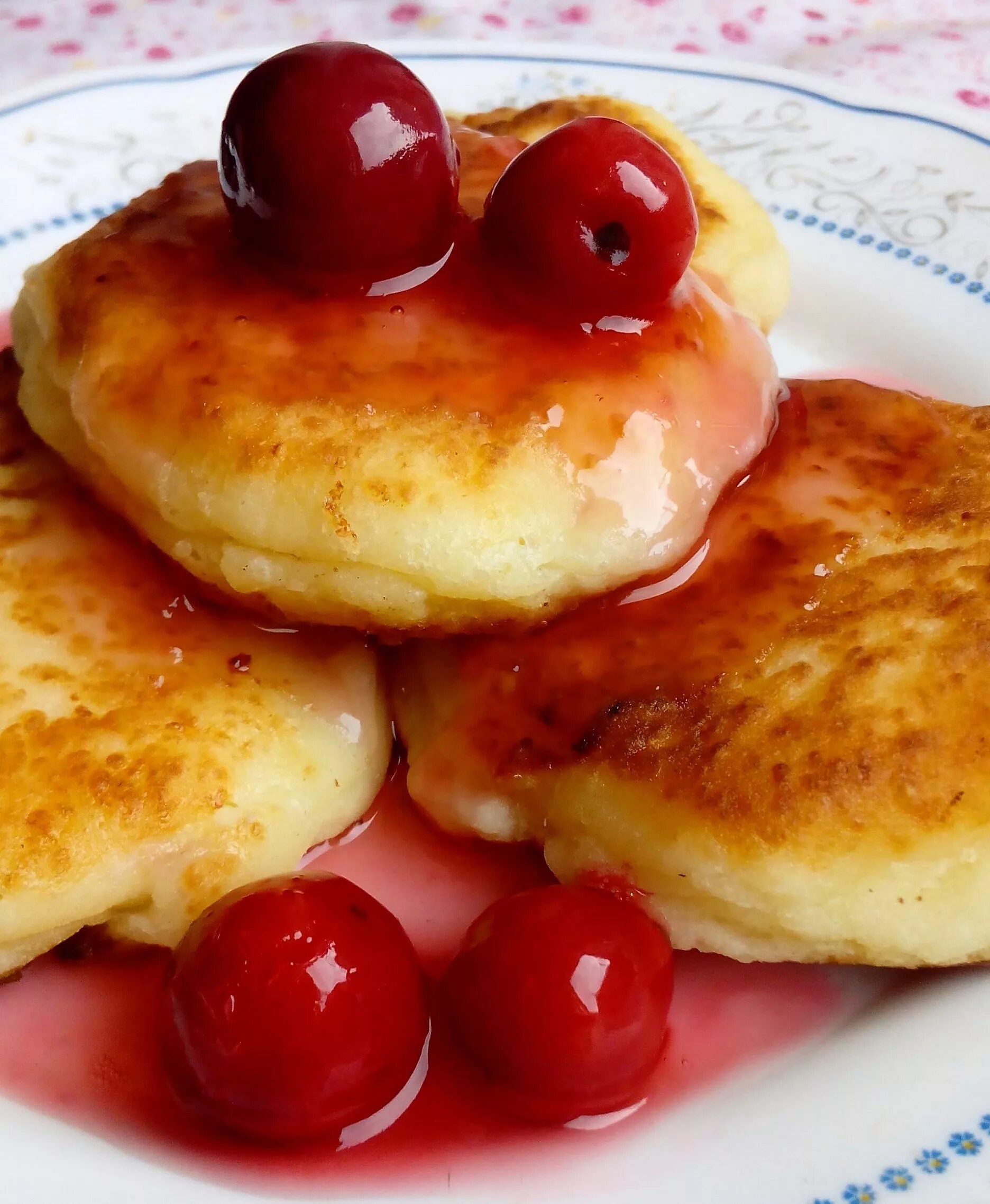 Сырники из творога рецепт видео. Сырники. Сытники. Сырники из творога. Вкусные сырники.